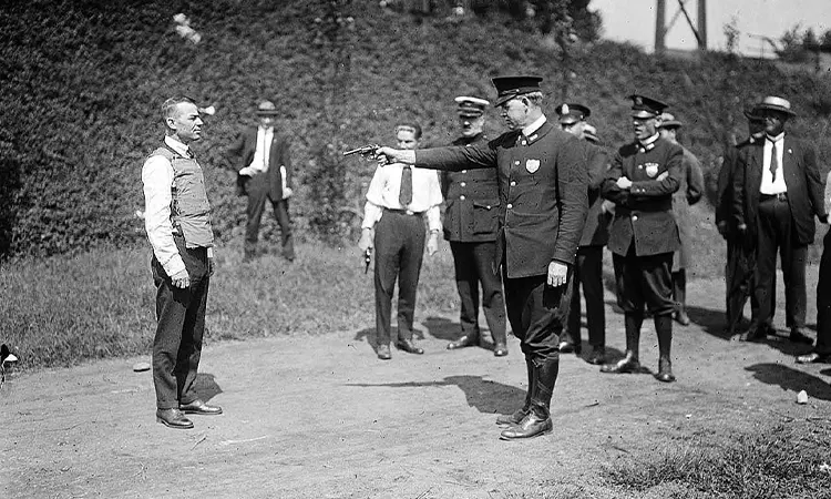 1914 – The “Shoot Me” Look